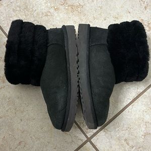 Women’s black UGV Classic Mini Fluff Quilted Boot size 7